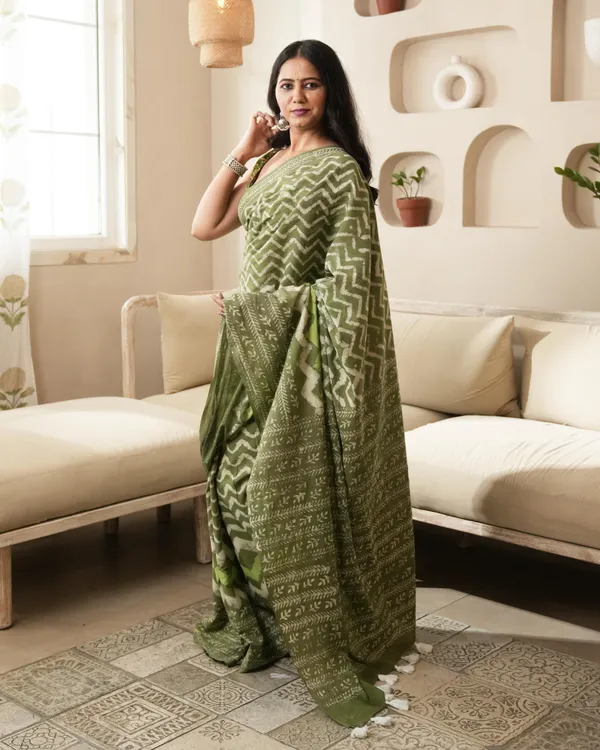 Rustic_Green_Cotton_Dabu_Wave_Print_Mul_Saree_For_Women